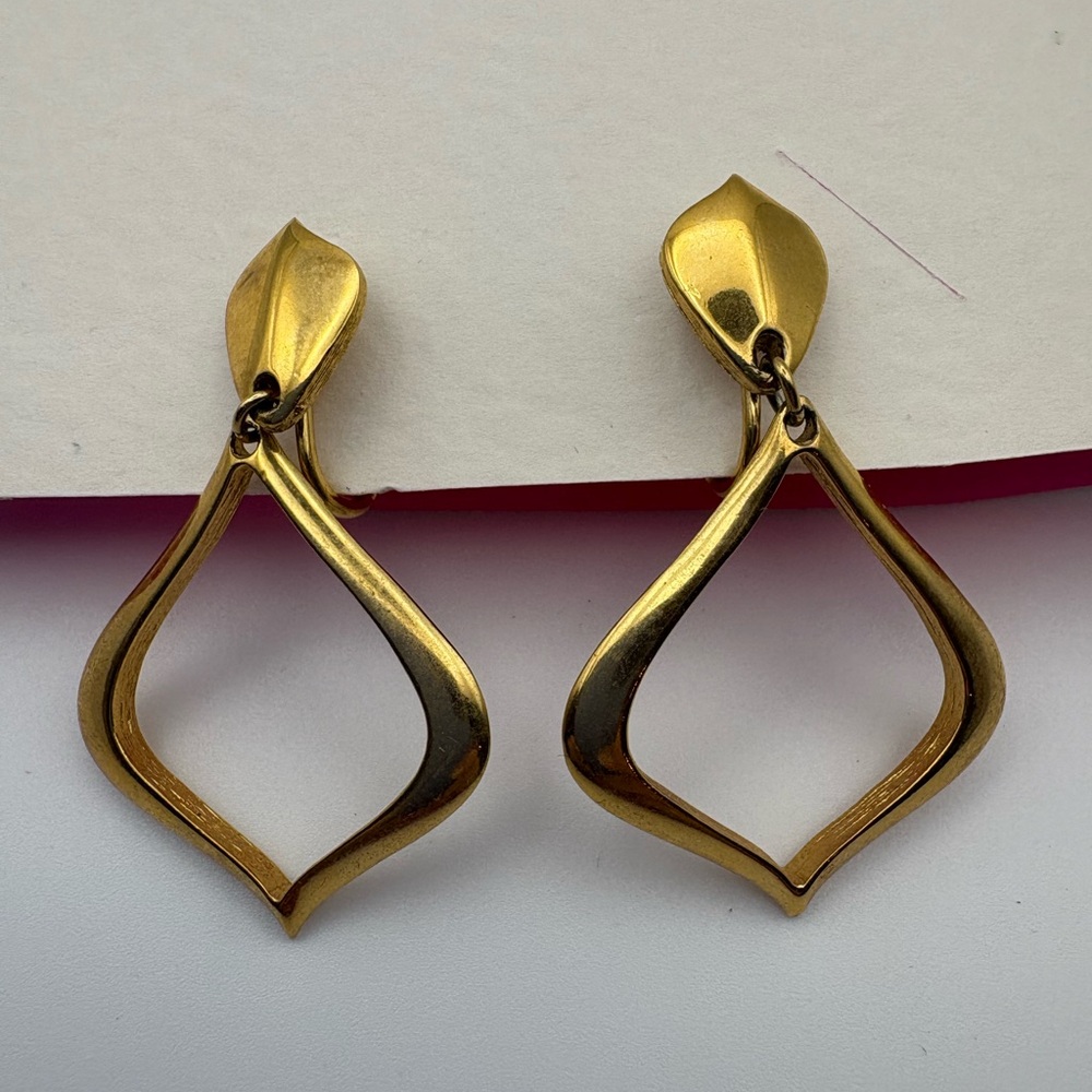 Vintage ‘70s “Trifari” Gold Tone Dangle Earrings (MCM)